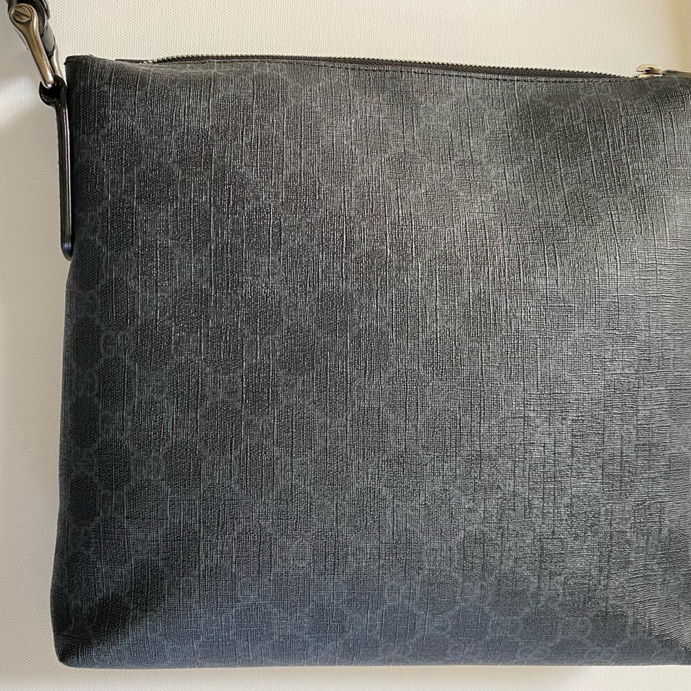 Gucci Black Gg Supreme Unisex Messenger Bag - Picture 4 of 10